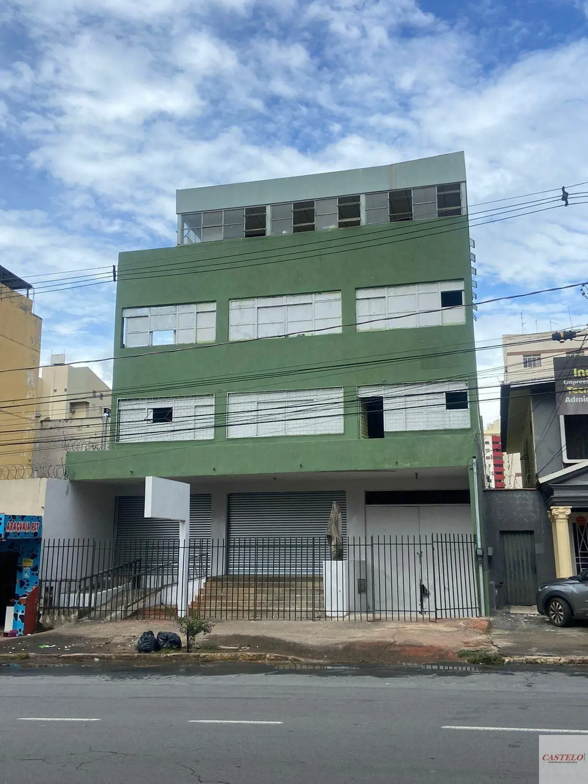 Localização privilegiada no centro da cidade na Av Araguaia. Este imóvel comerci...