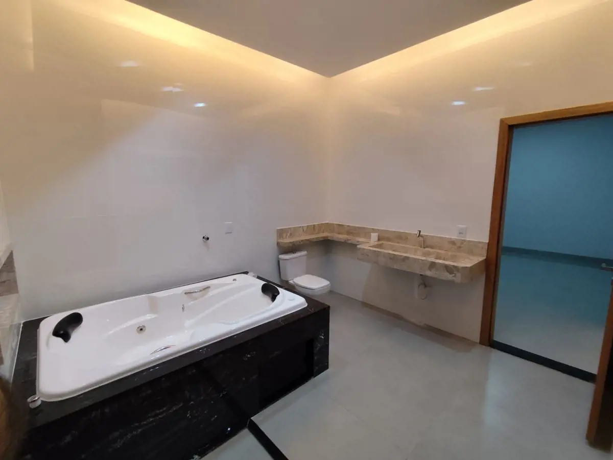 Casa nova, sozinha no lote, com 3 quartos, 1 suíte com hidro, sala pé direito du...