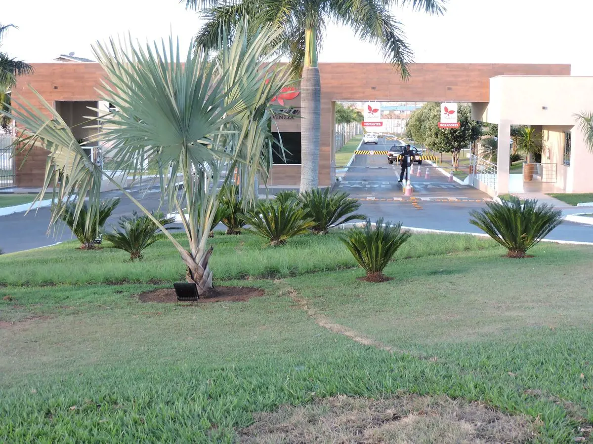 Casa térrea na avenida principal, próximo a área verde.Lote com quase 400m²Armar...