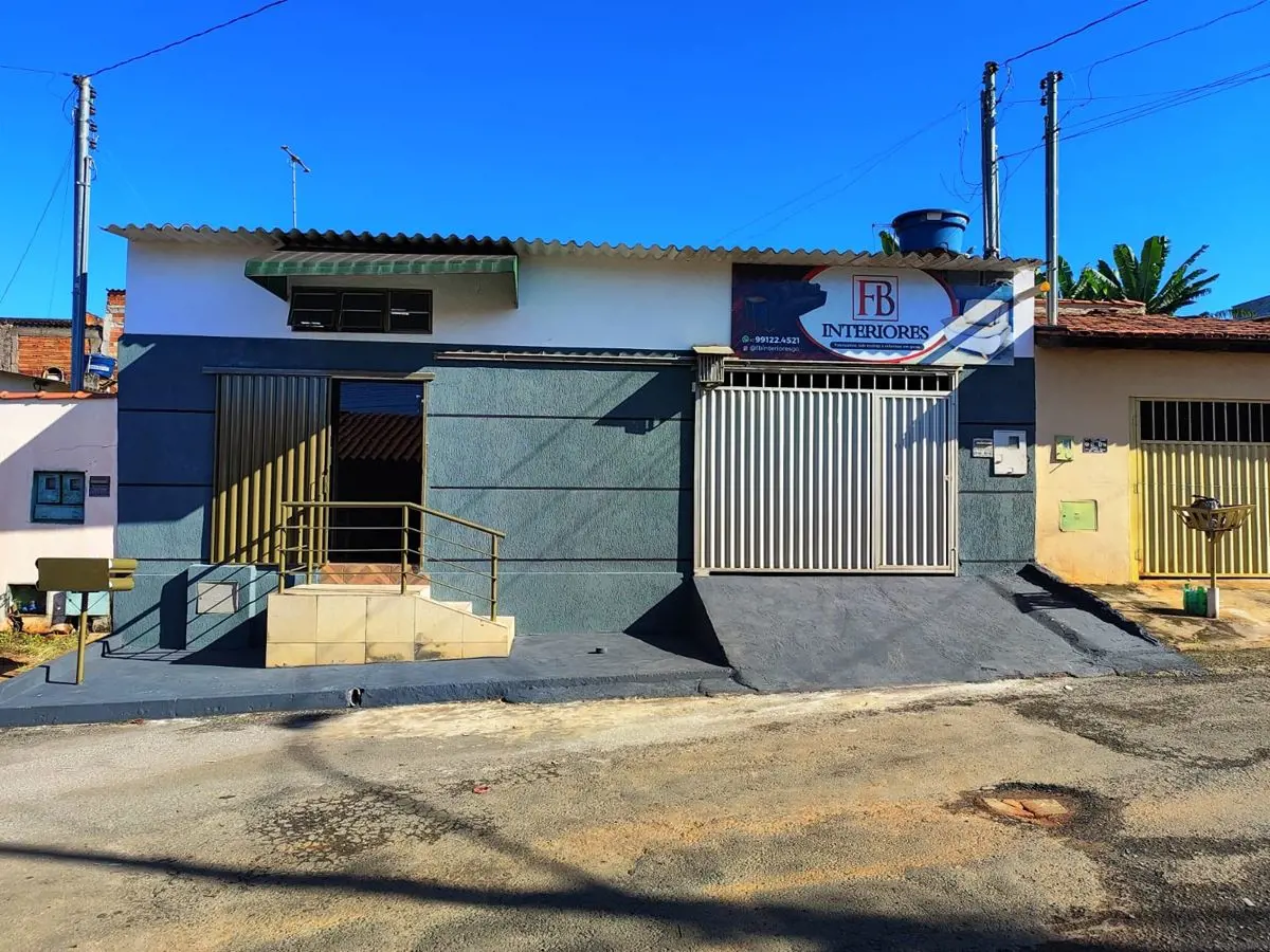 Um galpao com escritorio, sala de almoxarifado, banheiro completo e garagem tota...