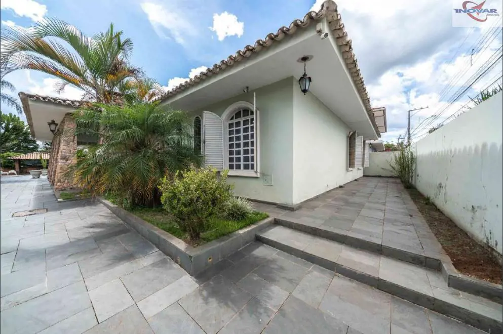 Excelente Casa de esquina com localização privilegiada na QI 21, com vocação par...