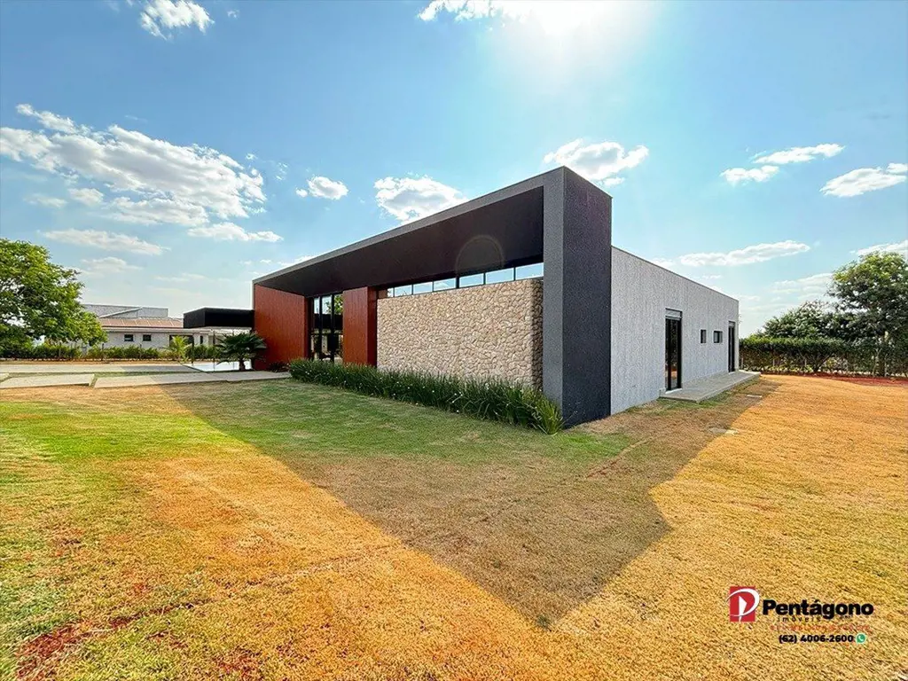 - Fachada Moderna e Imponente: Revestida com pedra e ripado Esquadrias pretas e ...