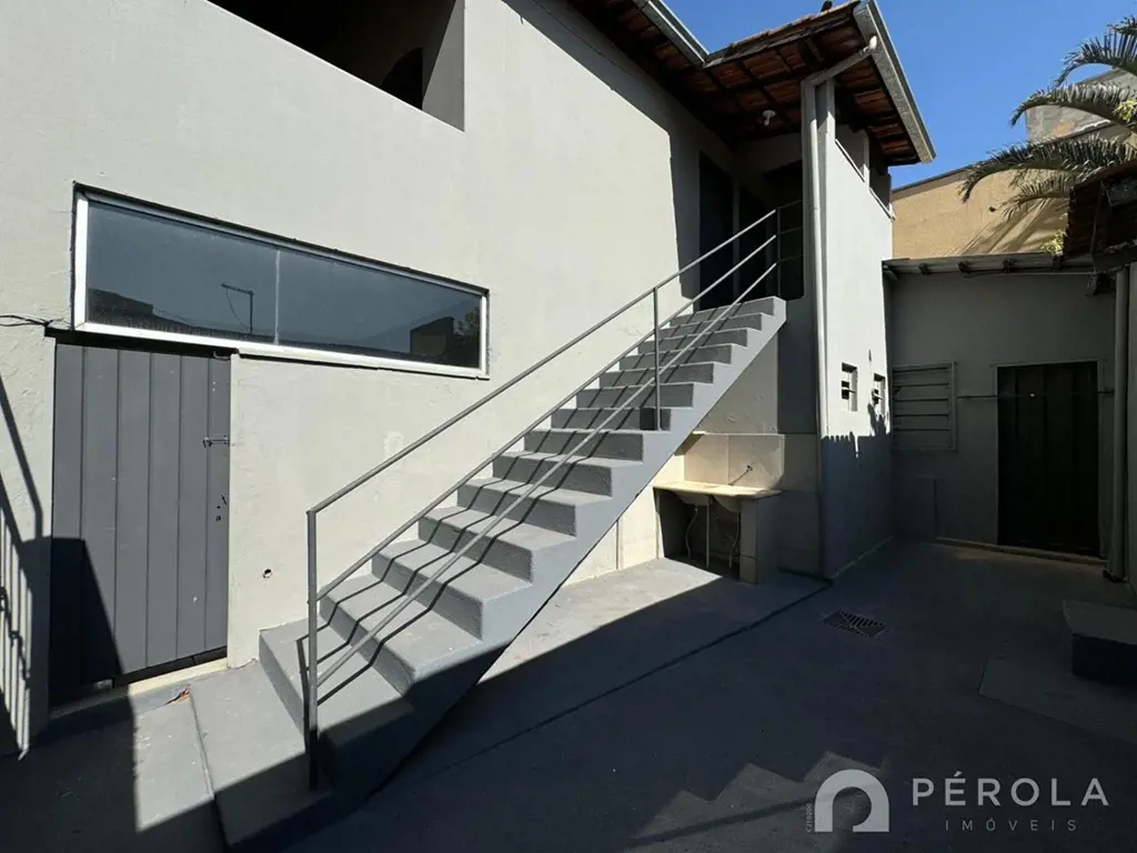 Apartamento sobreloja com três quartos, banheiro social, sala, ampla varanda, co...