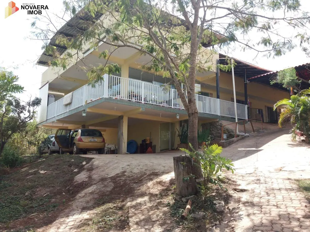 Descubra o seu novo lar nesta casa térrea, super arejada e iluminada, cercada po...