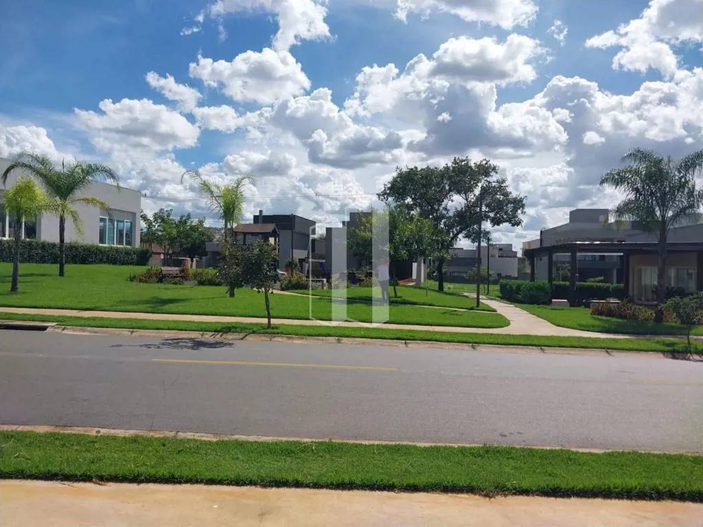  No coração do Condomínio Parqville Jacarandá, seu novo lar aguarda para transfo...