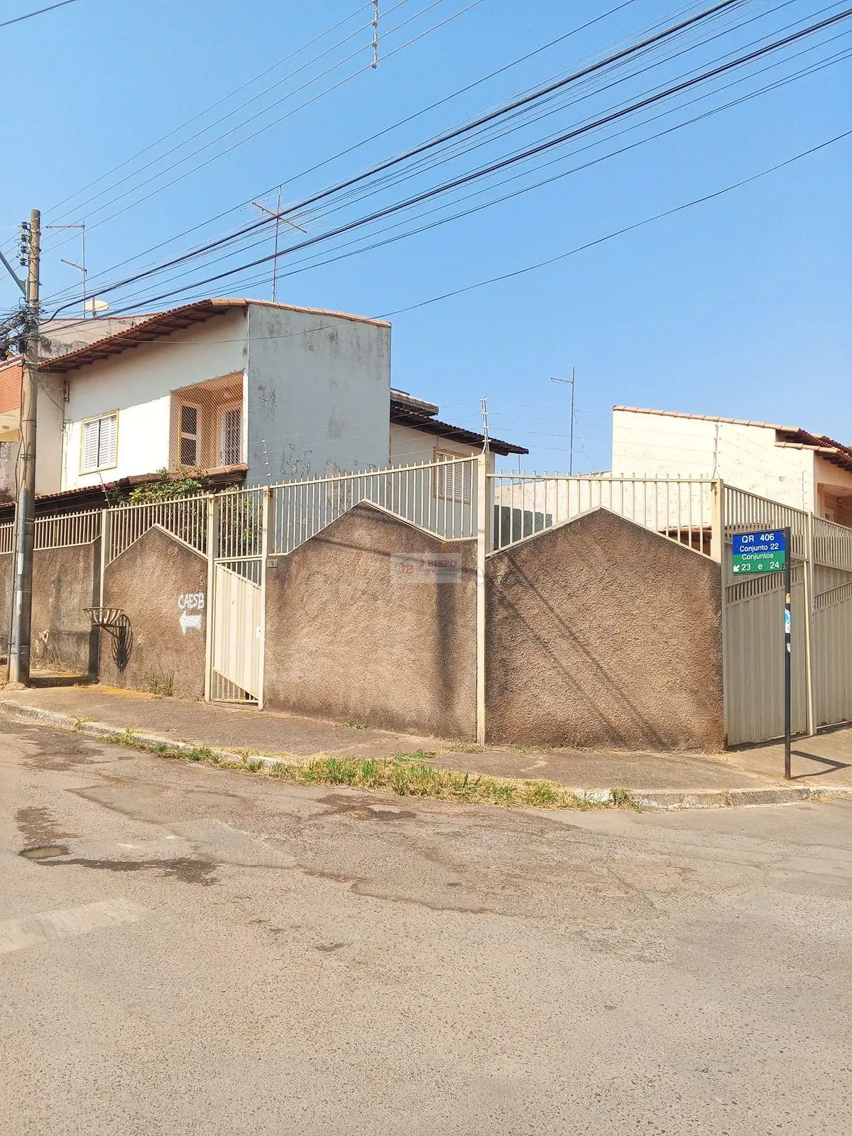 Sobrado de esquina com estrutura para 3º pavimento em ótima localização;Térreo c...