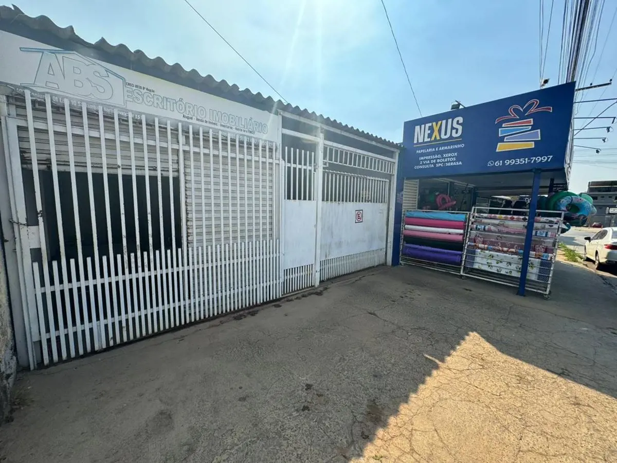Vendo Casa 4 Quartos com loja em Avenida comercial.DESCCRIÇÃO:QR 407 ótimo local...