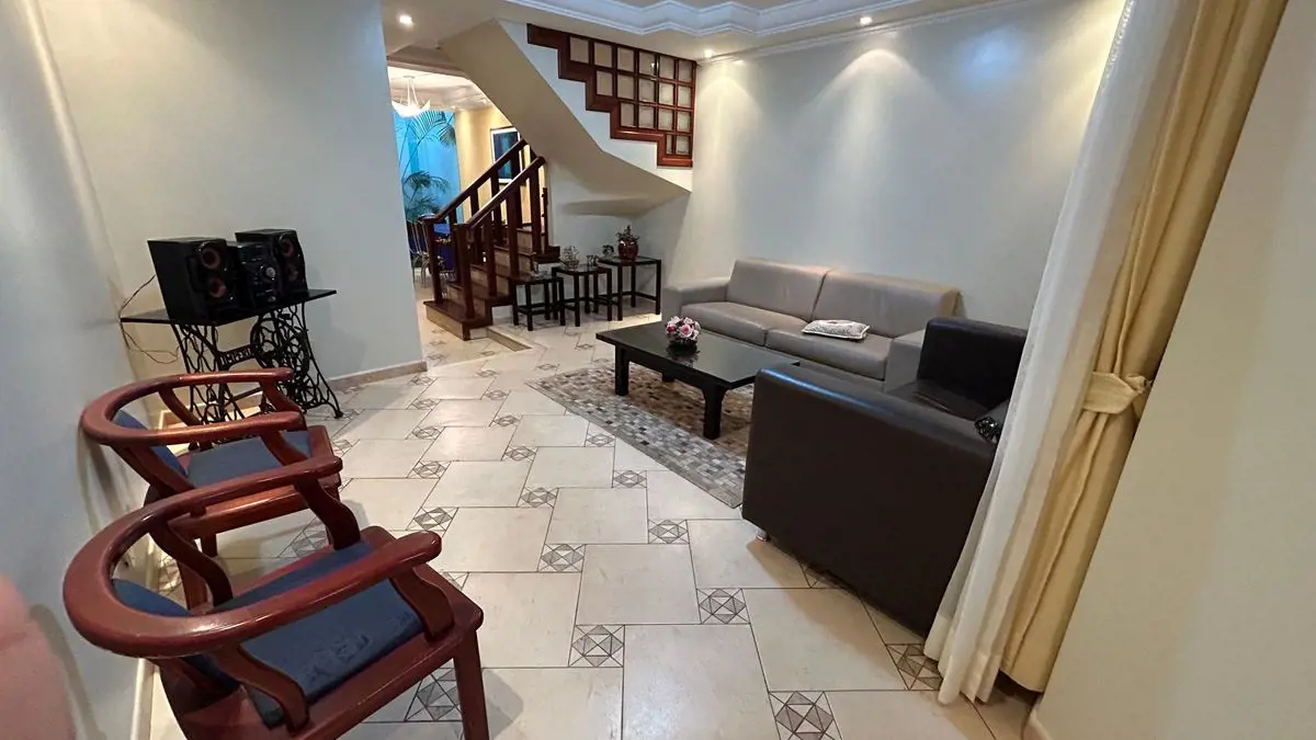 Casa de 2 andares, quitada, escriturada com Habite-se e aceita financiamento. Pi...