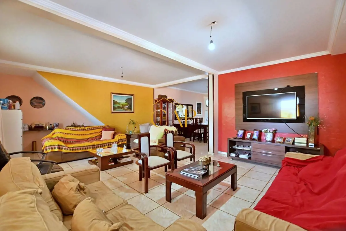 Vendo excelente casa de campo com três suítes. Situada no Setor de Mansões do La...