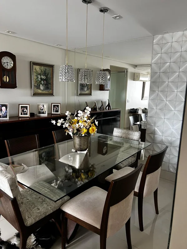 Vendo apartamento de canto com três quartos, sendo 1 suíte, super reformado, com...