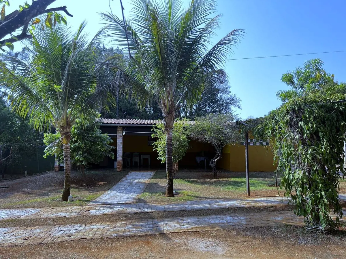 Vendo casa com quatro quartos, área de lazer, localizada em um lote de 800m2 na ...