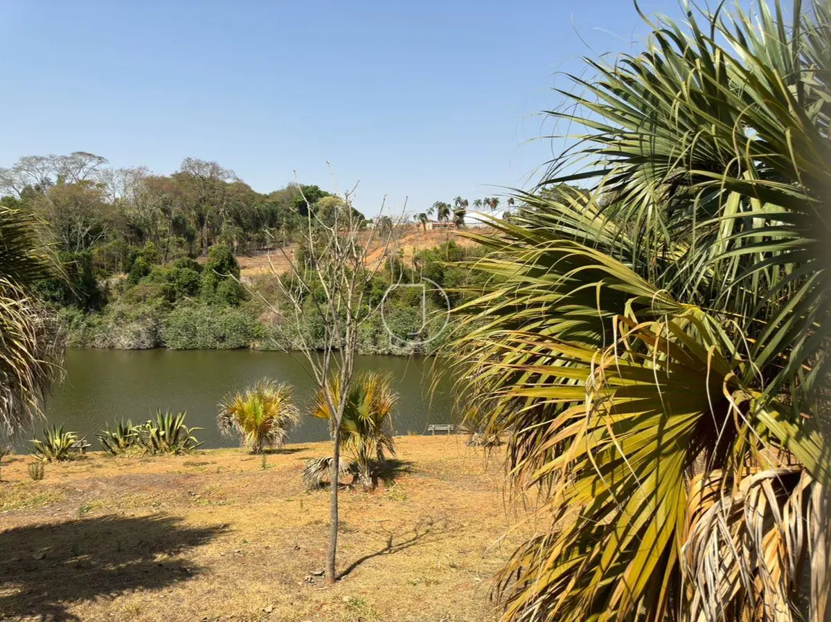 Vende-se único lote disponível em frente ao lago, no Anaville.Área: 623,00 m²;Já...