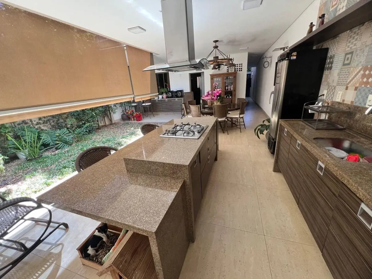 Casa de Condomínio no Parque Amazonia com 3 suítes plenas sendo uma com closet e...