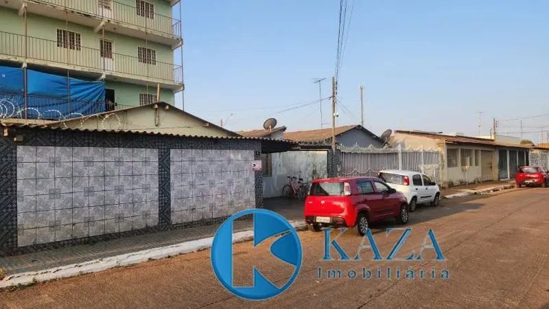 Casa de esquina na laje com três quartos, cozinha espaçosa, grande área na frent...