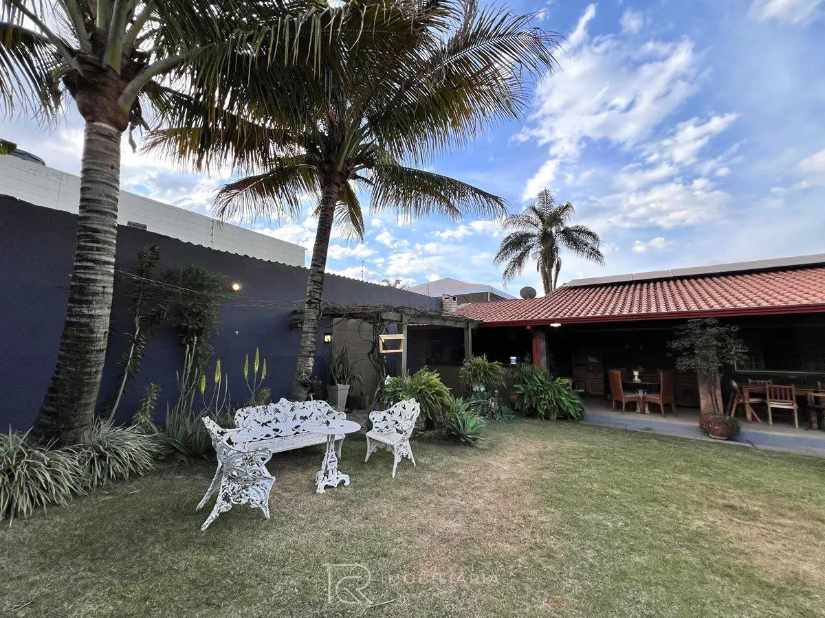 TRG imobiliária VENDE ! Excelente casa na Av. Vereda da Cruz, atrás de Águas Cla...