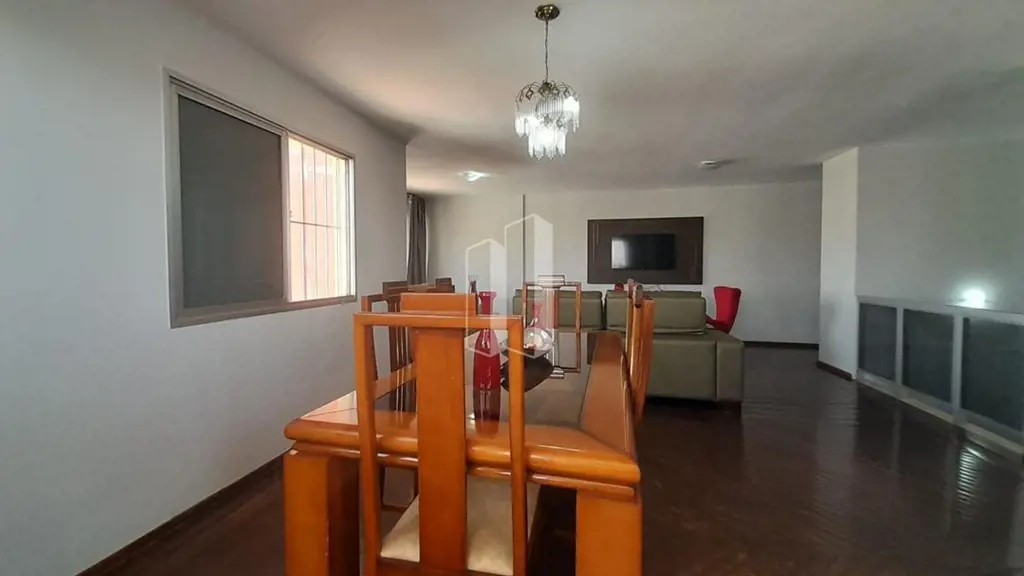 Cobertura no bairro Central de Goiânia, completo em armários, piscina , banheira...