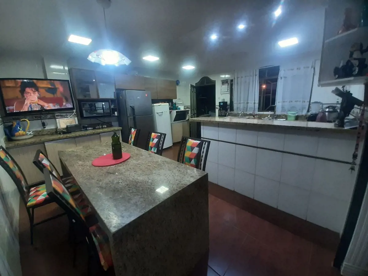 Sobrado com 2 pavimentos discriminado abaixo TÉRREO: 1 quarto, banheiro social, ...