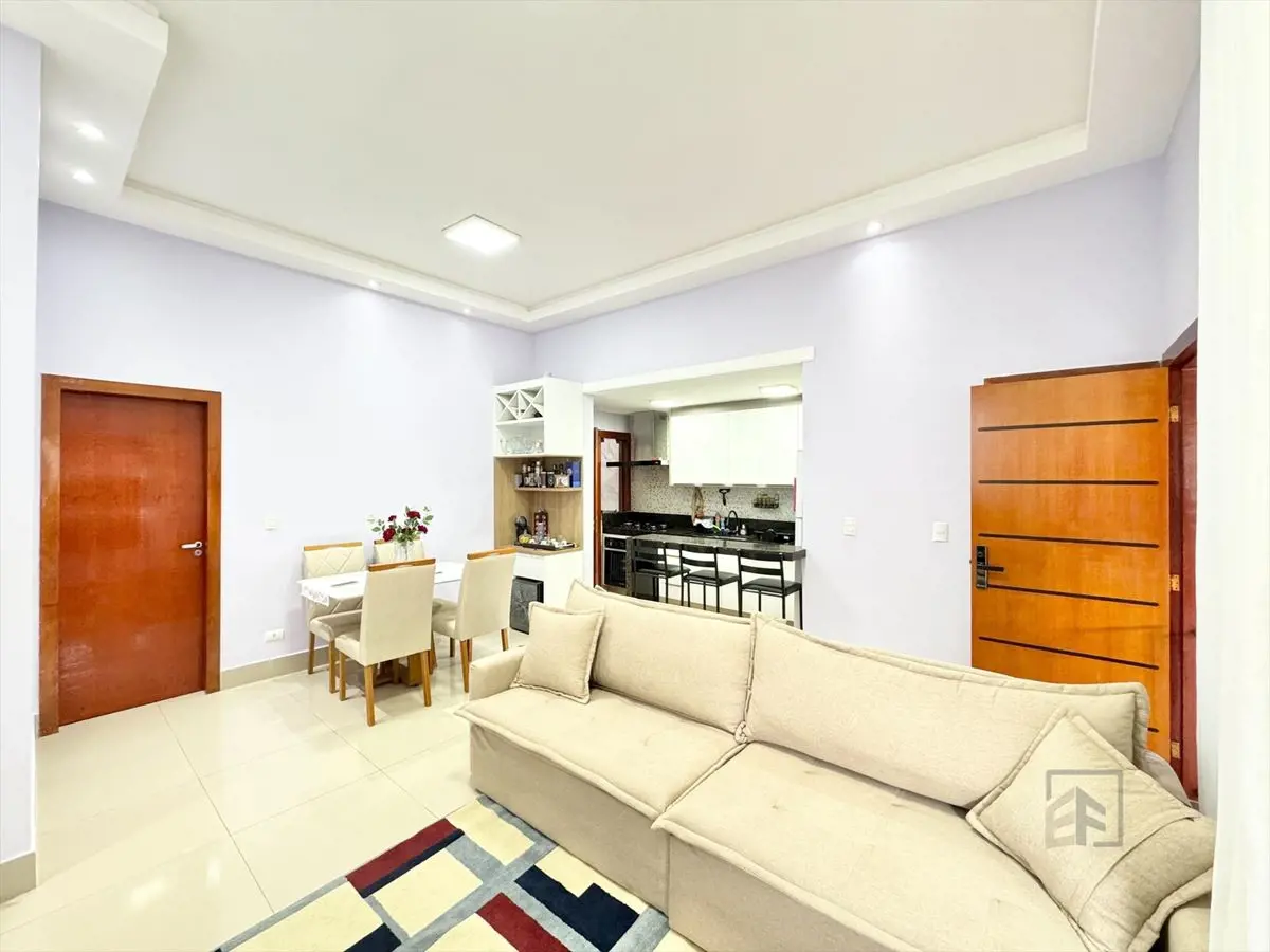 Imóvel reformado recentemente;Sala dois ambientes com pé direito duplo integrada...