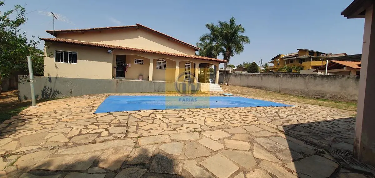 - FARIAS IMÓVEIS...- Excelente Casa na SHA Conjunto 04, chácara 20.- São 4 suíte...