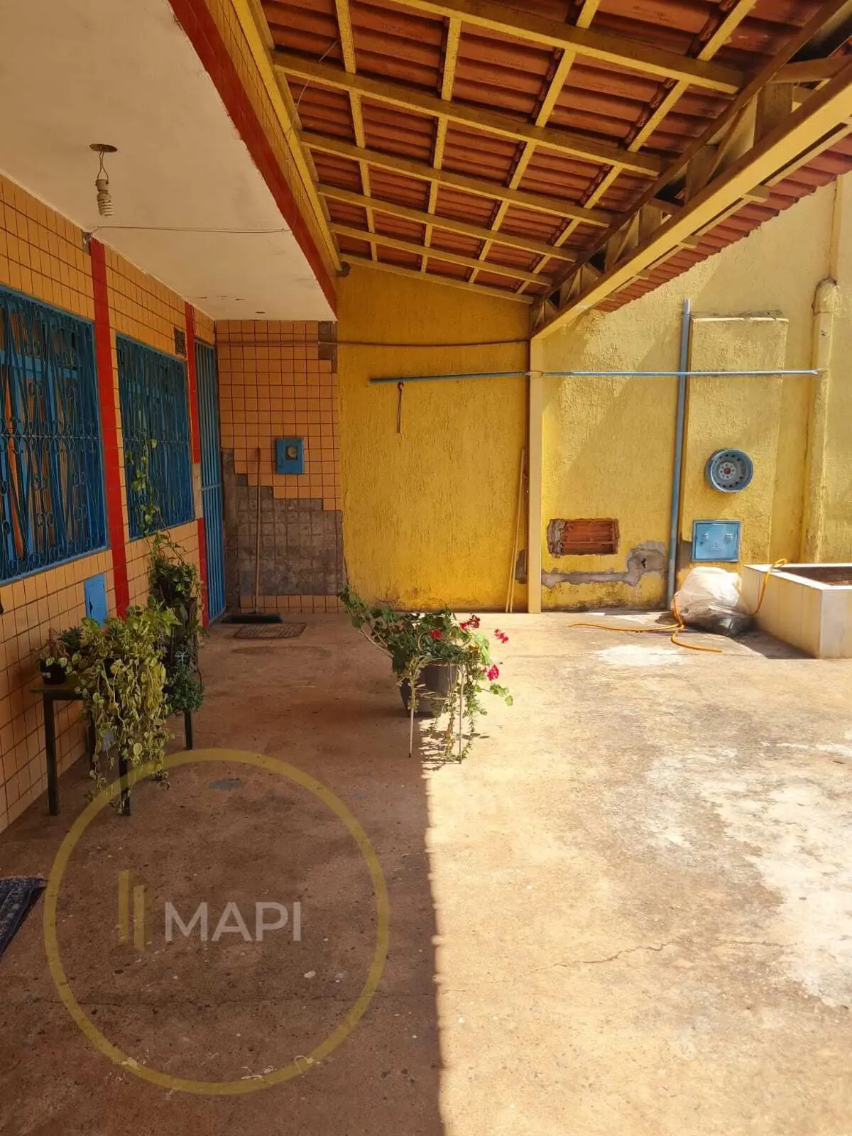 MAPI VENDE Imóvel assim composto e descrito:- QNO 9 casa frente para o nascente ...