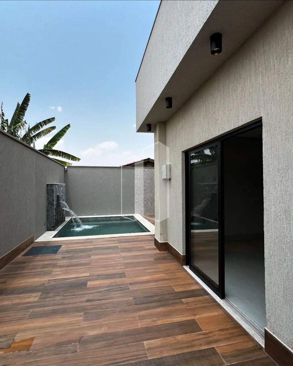 Garagem, para 2 carros , Sala 3 ambientes com lavabo, pé direito duplo, 03 suíte...