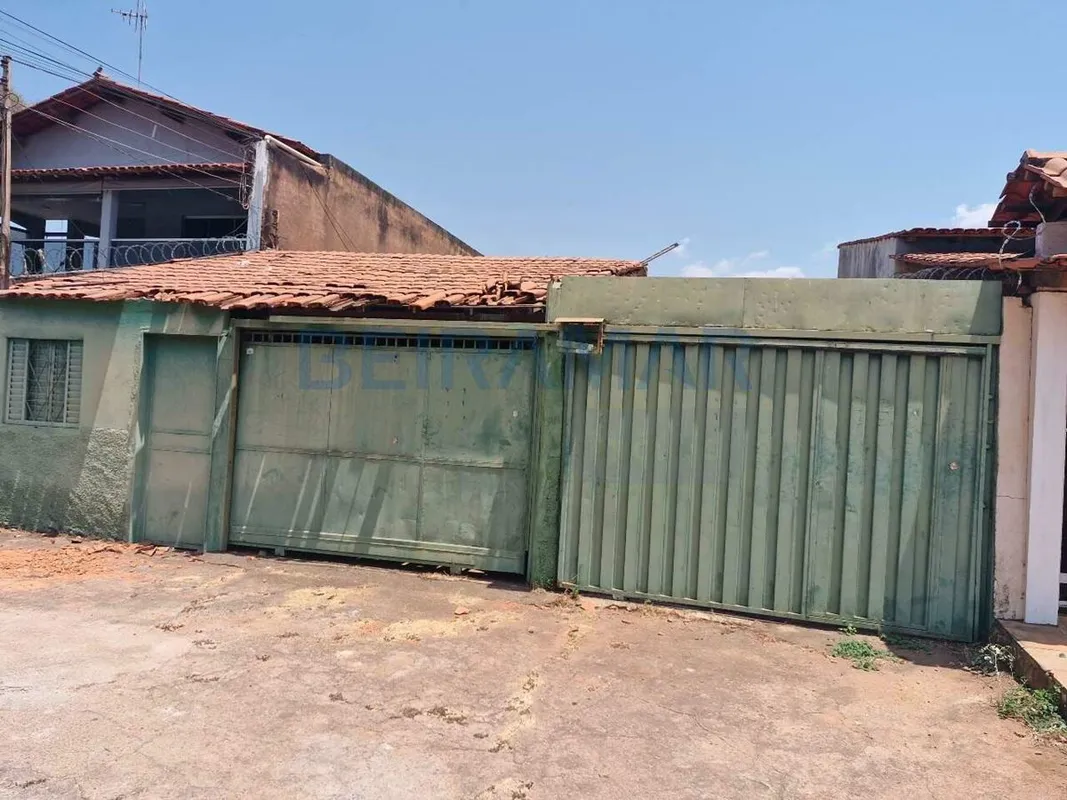 Casa Simples para Reforma em Excelente LocalizaçãoLocalização: A apenas 100 metr...