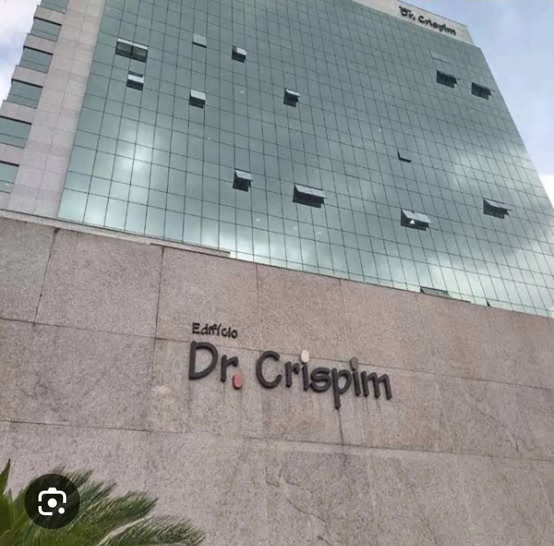 Sala (consúltorio), no 11º, reformada com três ambientes e armários. Piso em por...