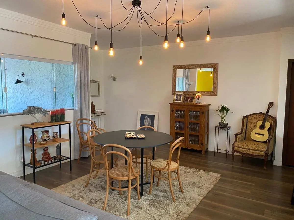 (Venda)- Casa térrea !- Descrição:- Salão;- Lavabo;- Quatro quartos com armários...