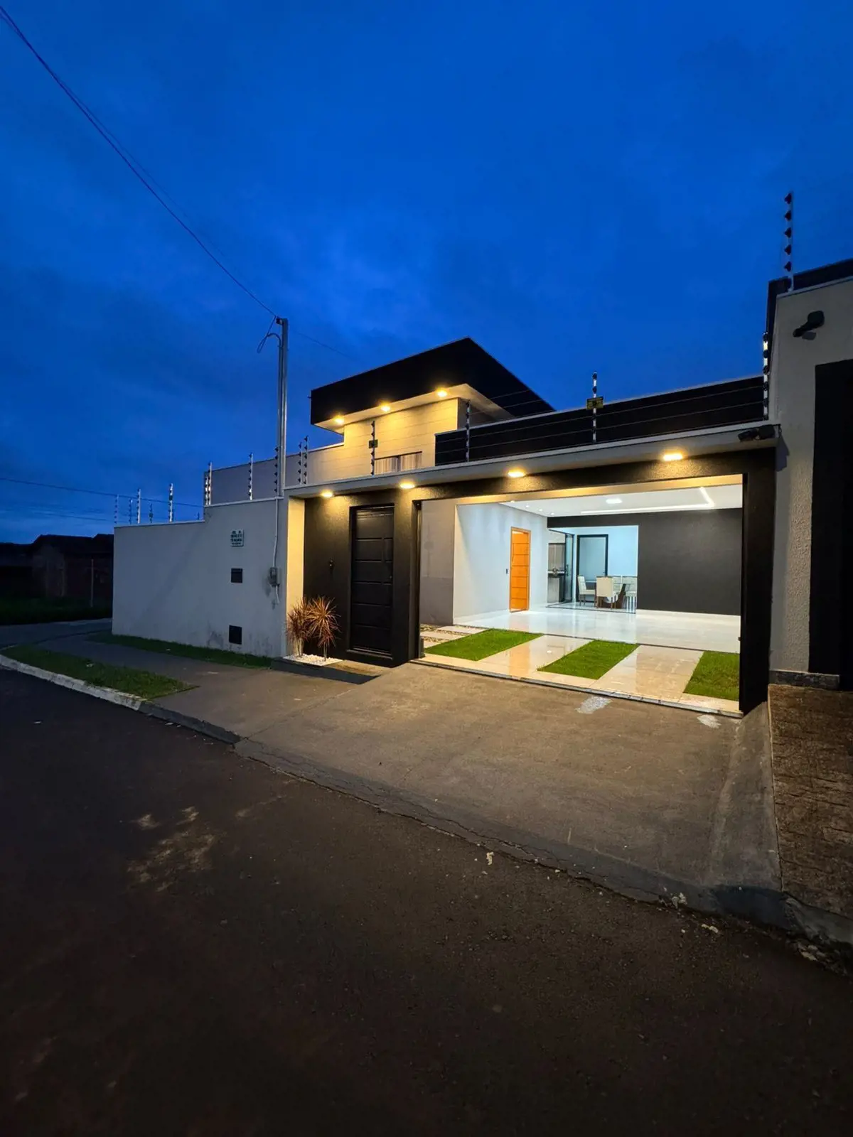 3 quartos sendo um suiteBanheiro socialSala pé direito duplo, cozinha, lavanderi...