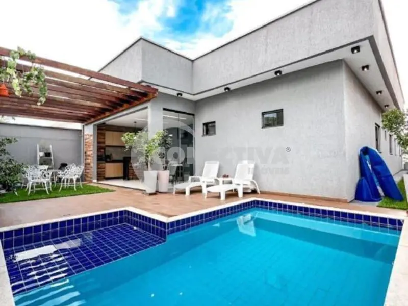  Comentários do corretor: Luxuosa casa térrea, 3 suítes sendo uma com closet com...