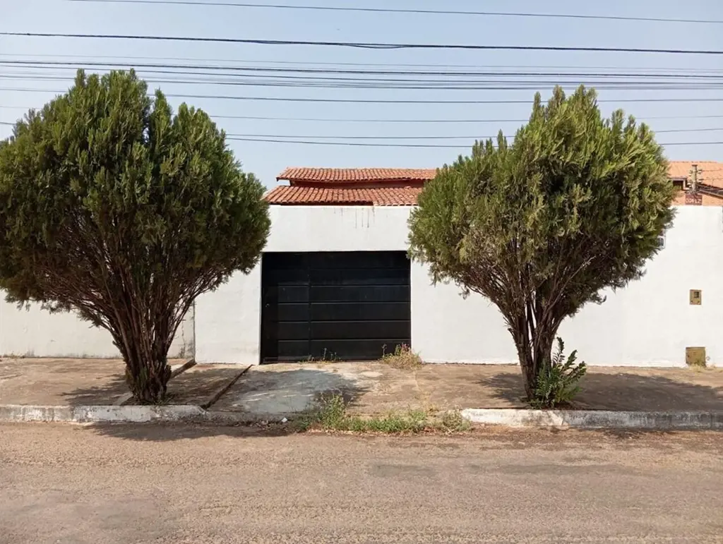 Casa composta por 03 quartos, sendo 01 suíte , sala, cozinha com armário, banhei...