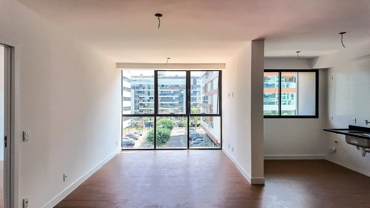 1. Área Privativa: 84,67 m²2. Duas suítes em lados opostos, sala ampla estilo am...