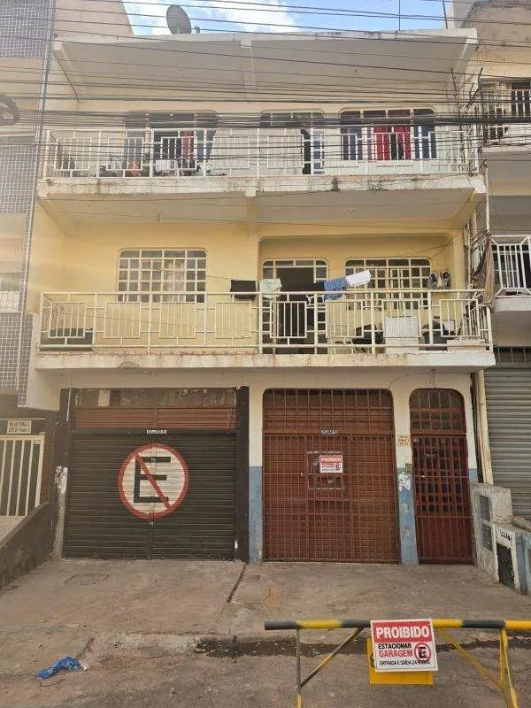 OPORTUNIDADE NA QE 40.Prédio de 3 andares a venda, com possibilidade de compra d...
