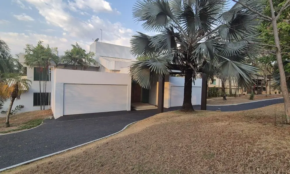 SOBRADO COM LAZER MAGNÍFICO NO ALDEIA DO VALEEntrada com Port-cochere. Térreo co...