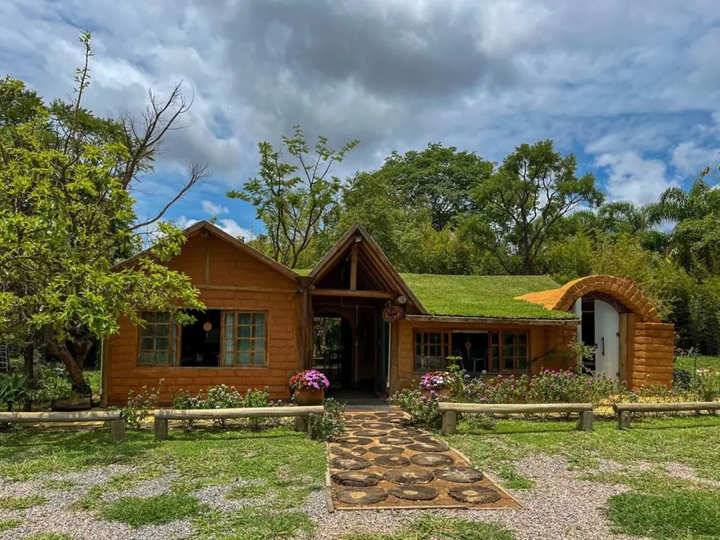 Chácara à Venda - 24.000m²Excelente oportunidade de adquirir uma chácara charmos...