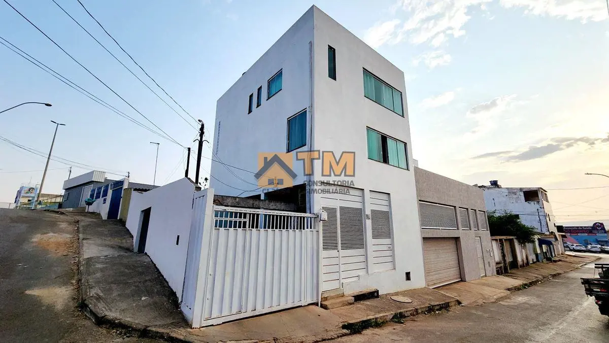 OPORTUNIDADE!INVESTIR OU MORAR!* 2 IMOVEIS NO MESMO LOTE* LOTE DE ESQUINA* SOBRA...