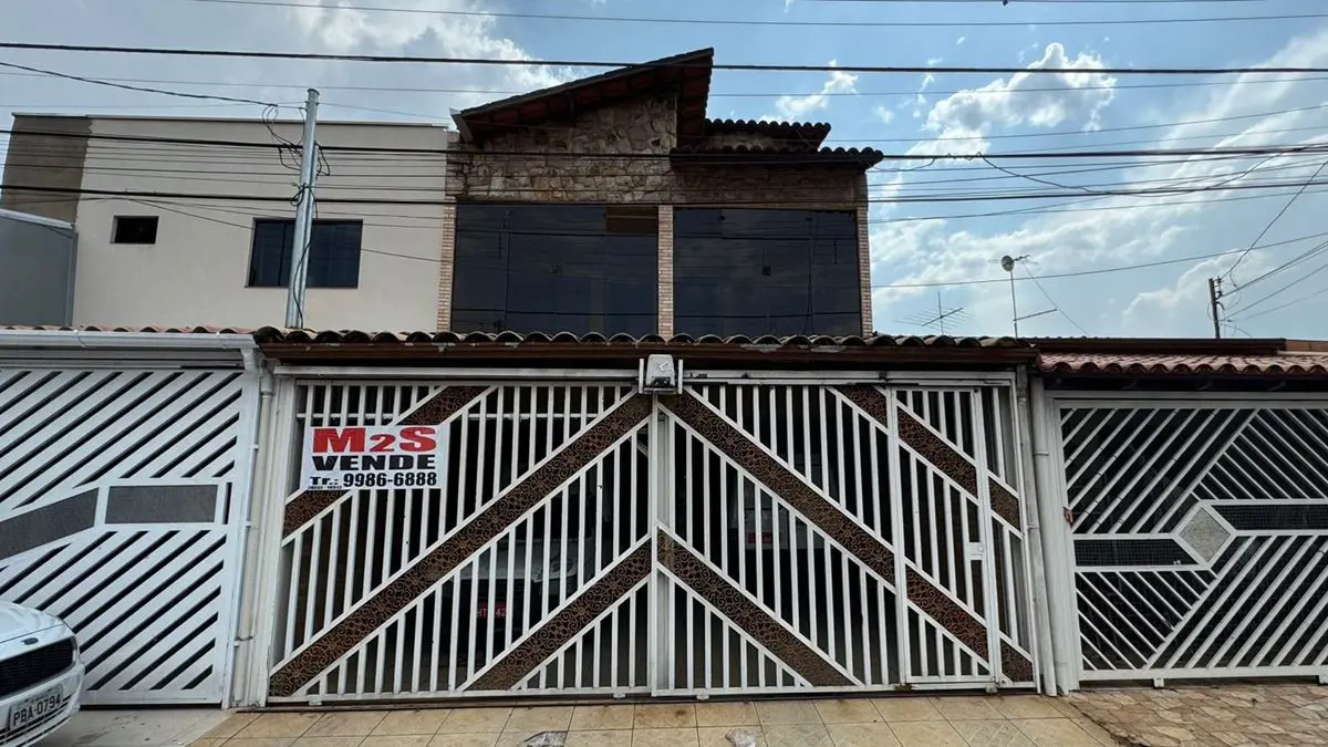 É uma casa com 1 pavimento, possui uma ótima localização. Quitada, escriturada, ...