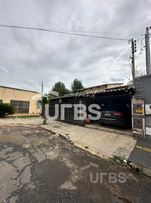 COD U-0011263 - Casa com varanda grande na frente comporta 3 carros.Sala amplaCo...