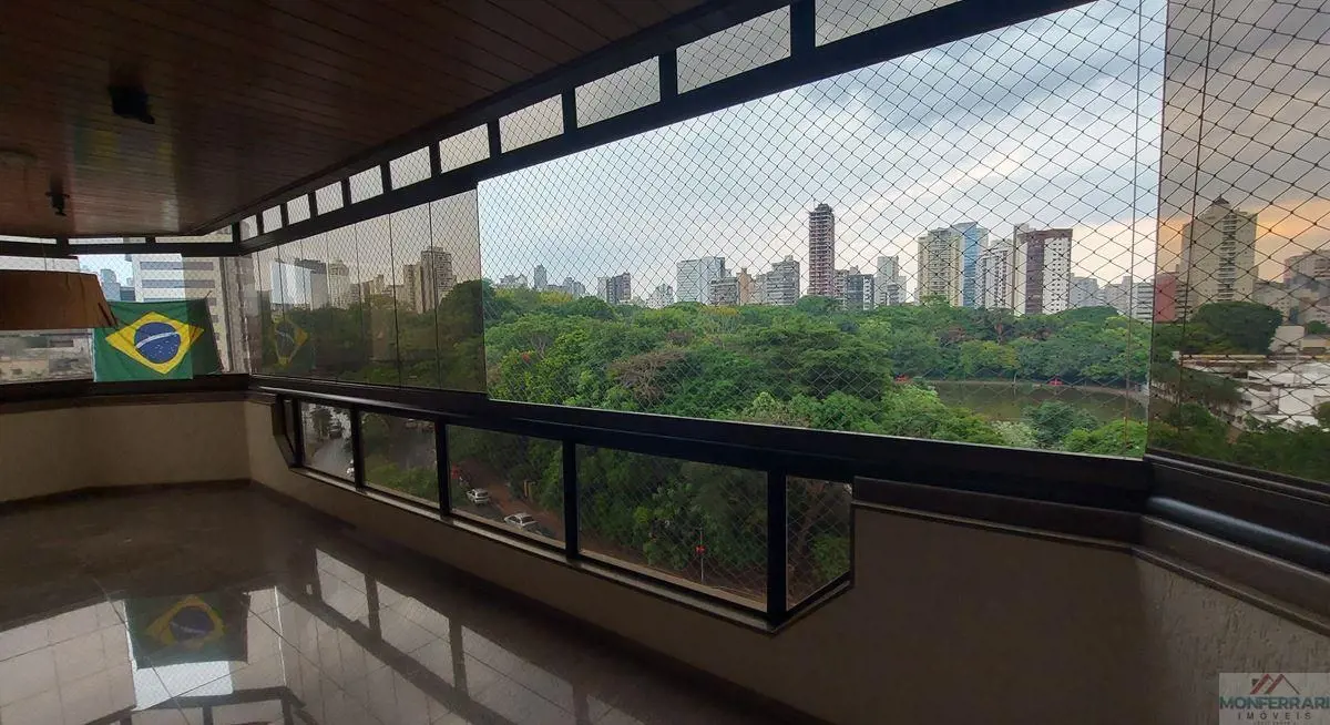 Apartamento de 330 m², com quatro quartos, sendo quatro suítes plenas. O apartam...