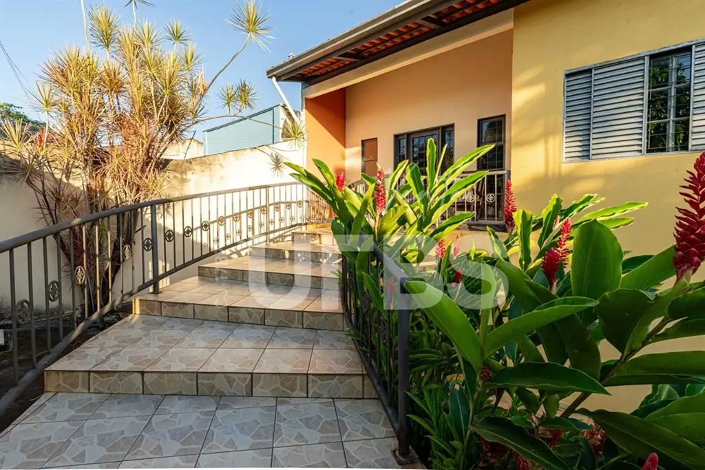 COD U-0011500 - Sobrado na Rua C-181, com 492m² de lote, sendo 441m² de construç...