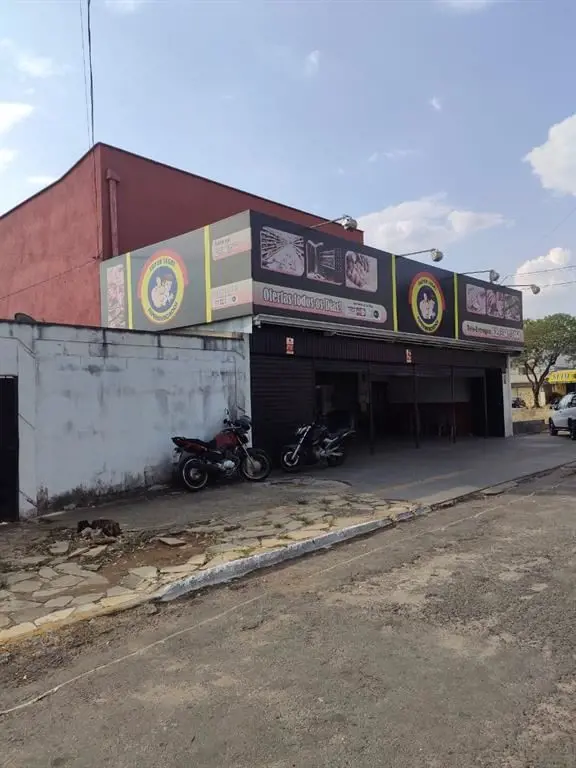 COD U-0002768 - Prédio comercial com duas salas disponíveis. A sala inferior já ...