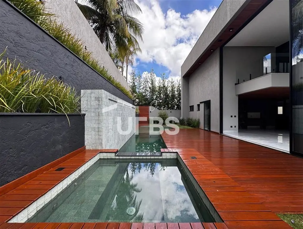 COD U-0012142 - Sobrado excepcional no Alphaville Ipês!Em um lote de 642 m², com...