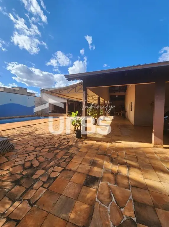 COD U-0012014 - Casa com 3 qtos, sendo 1 suítes, cozinha com armários, sala 2 am...