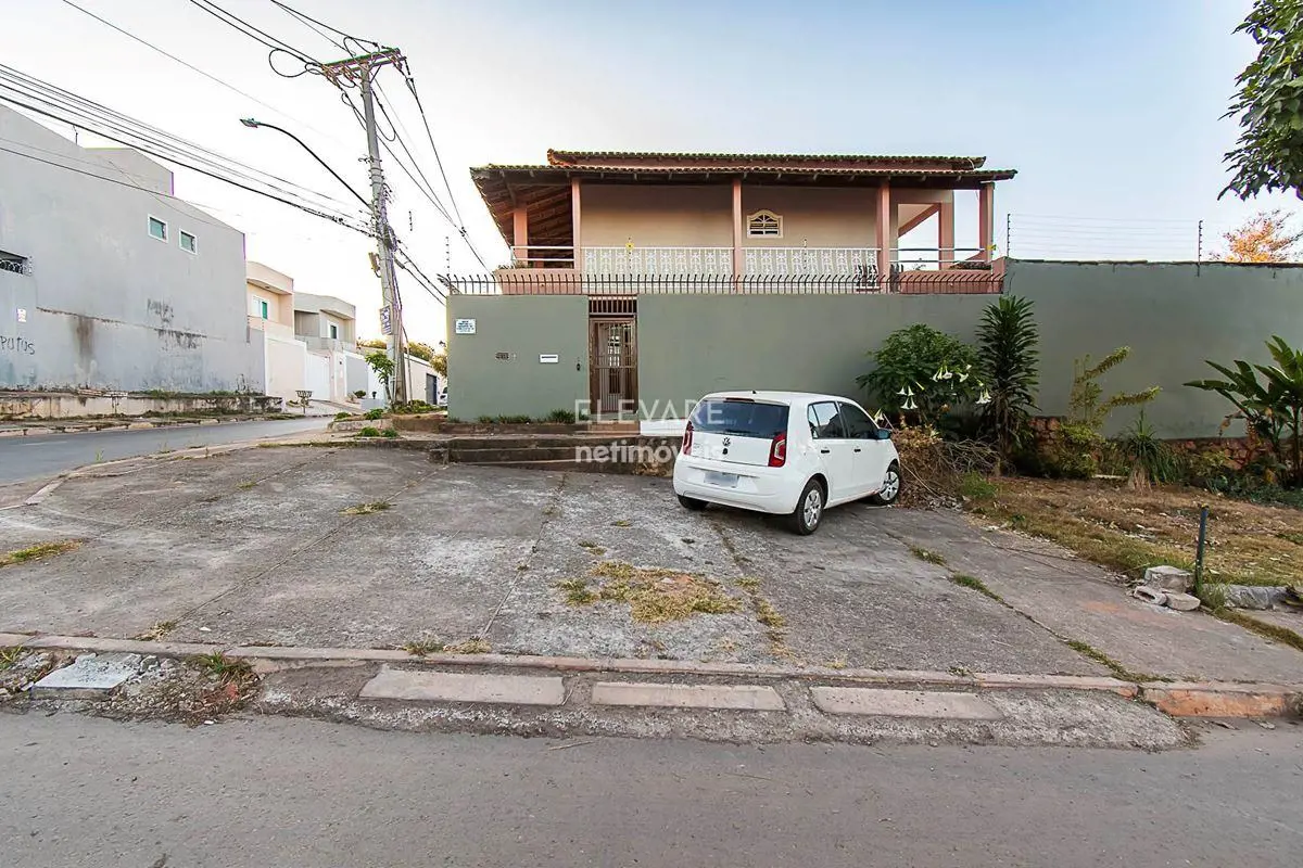 Sobrado de esquina na Colônia Agrícola Samambaia.Área total: 519 m², divididos e...