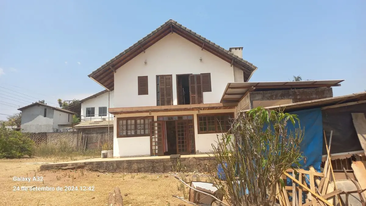 Casa estilo colonial, com acabamento e madeira de lei, composto de 4 quartos, 3 ...