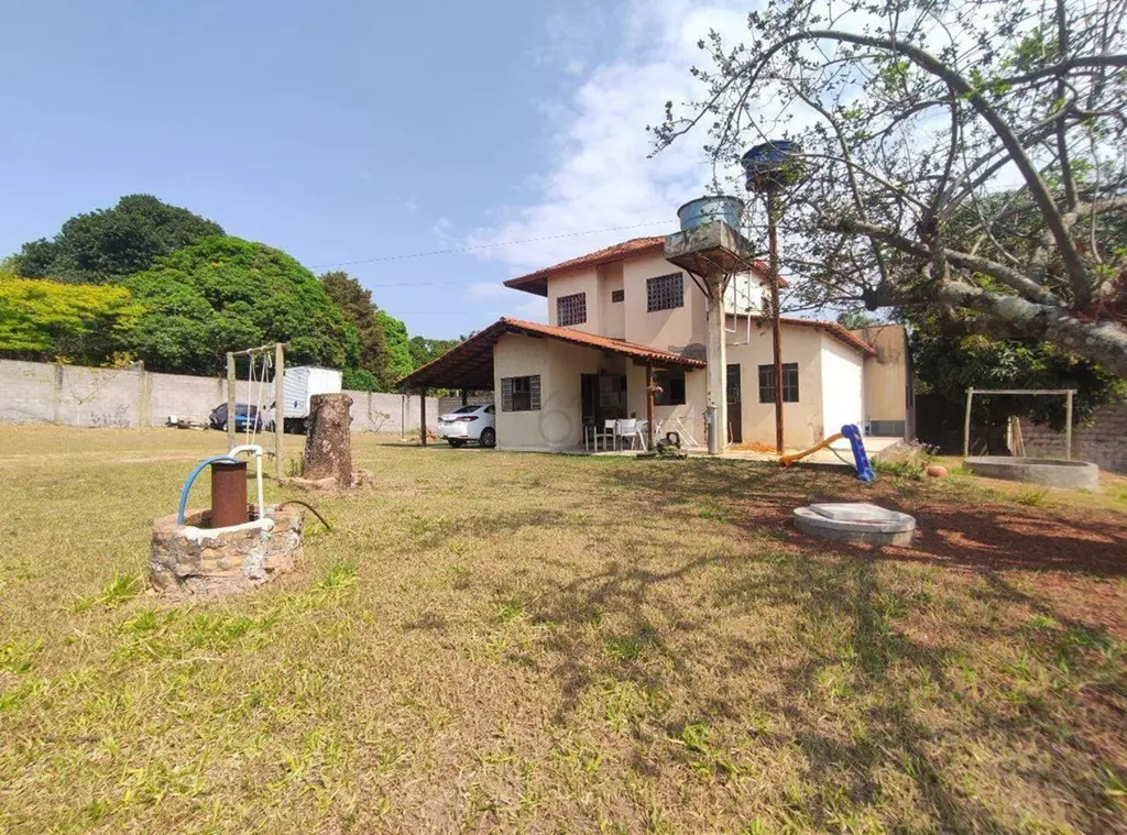 Características Gerais do Condomínio:Condomínio murado, com portão eletrônico. A...