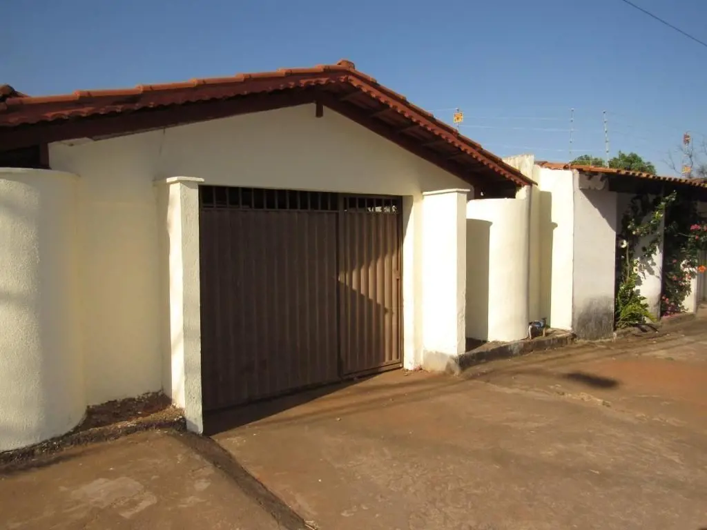 Casa com 04 quartos, sendo 02 suítes, ótima estrutura, muro alto, janelas c/ gra...