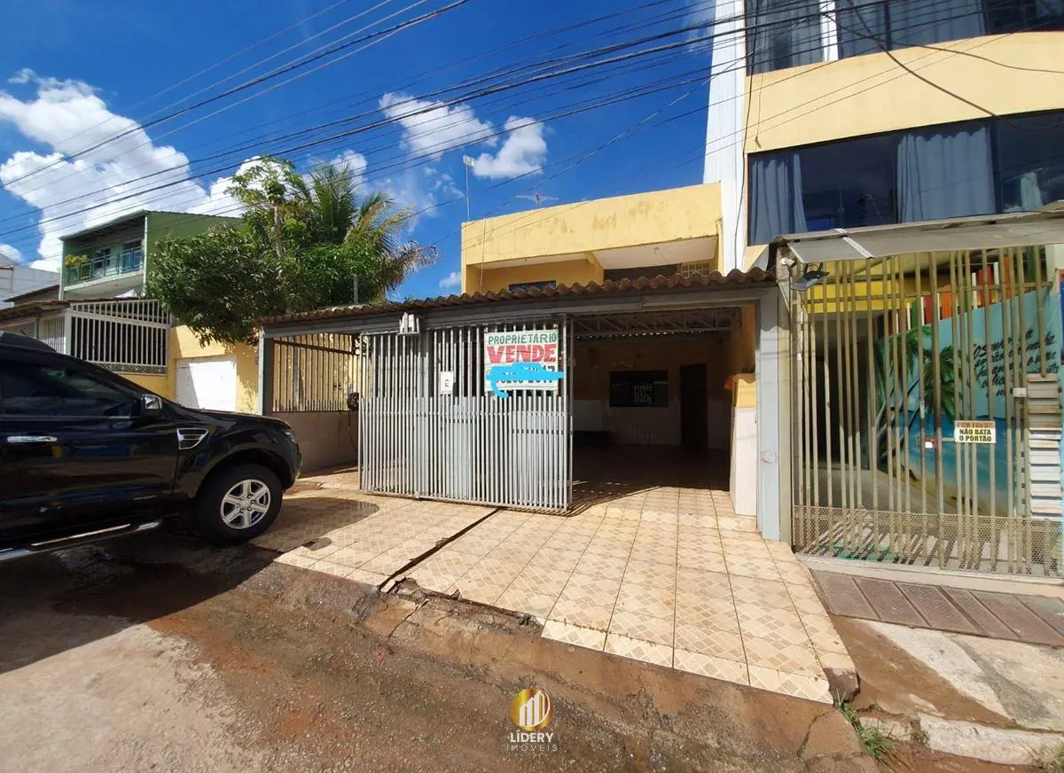 Próxima ao Fórum e à Vila Olímpica, oferecendo fácil acesso à EPNB.Esta casa de ...