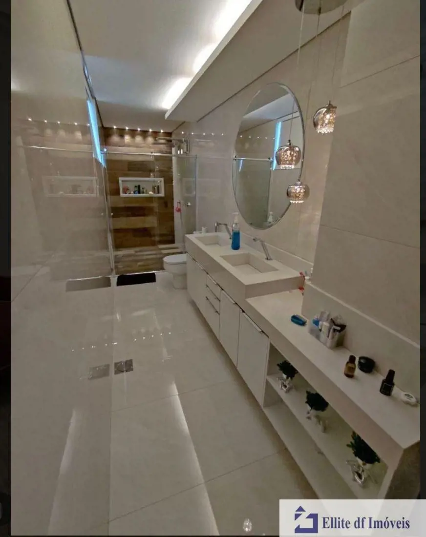 Triplex à venda em Vicente Pires, Rua 3.- 4 suítes, sendo 3 closet.- 1 ° Piso:- ...