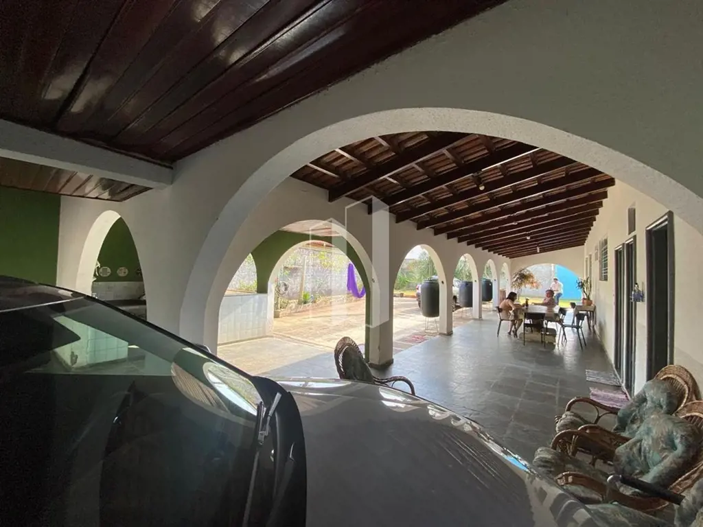 CASA RESIDENCIAL  5 Quartos sendo 2 Suítes 2 Salas Cozinha com armários Banheiro...